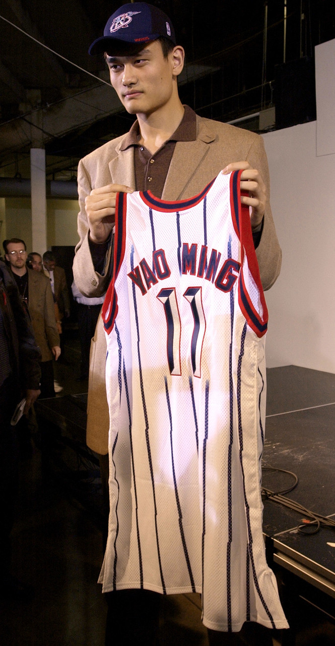 歷史的開始！2002年的今天：火箭用狀元簽選擇了中國中鋒姚明