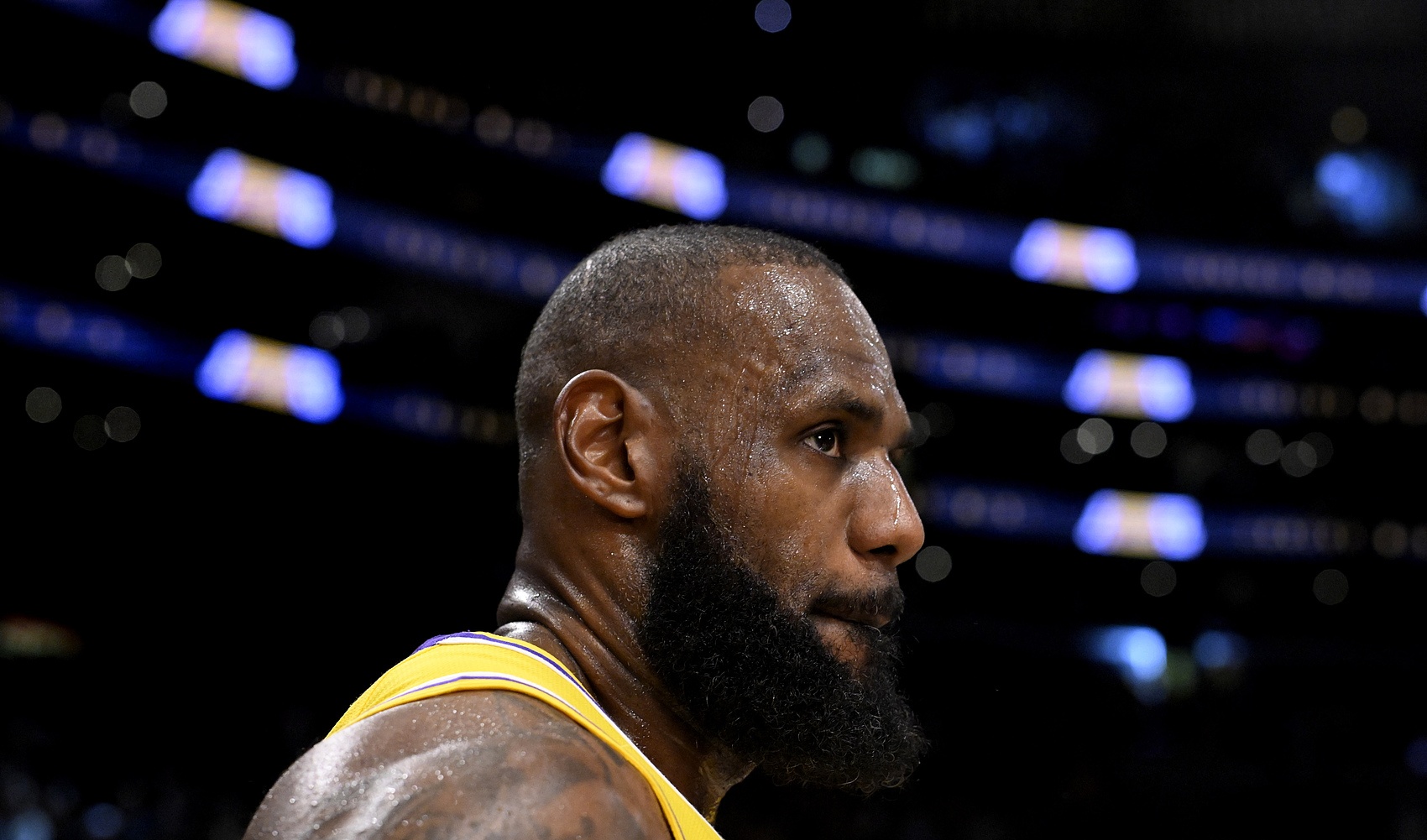 ESPN：有幾支隊伍在“皺著眉頭”試圖去了解詹姆斯是否會被交易
