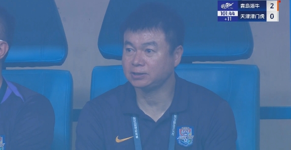 多一人作戰(zhàn)0-2落后！于根偉替補席上臉色鐵青