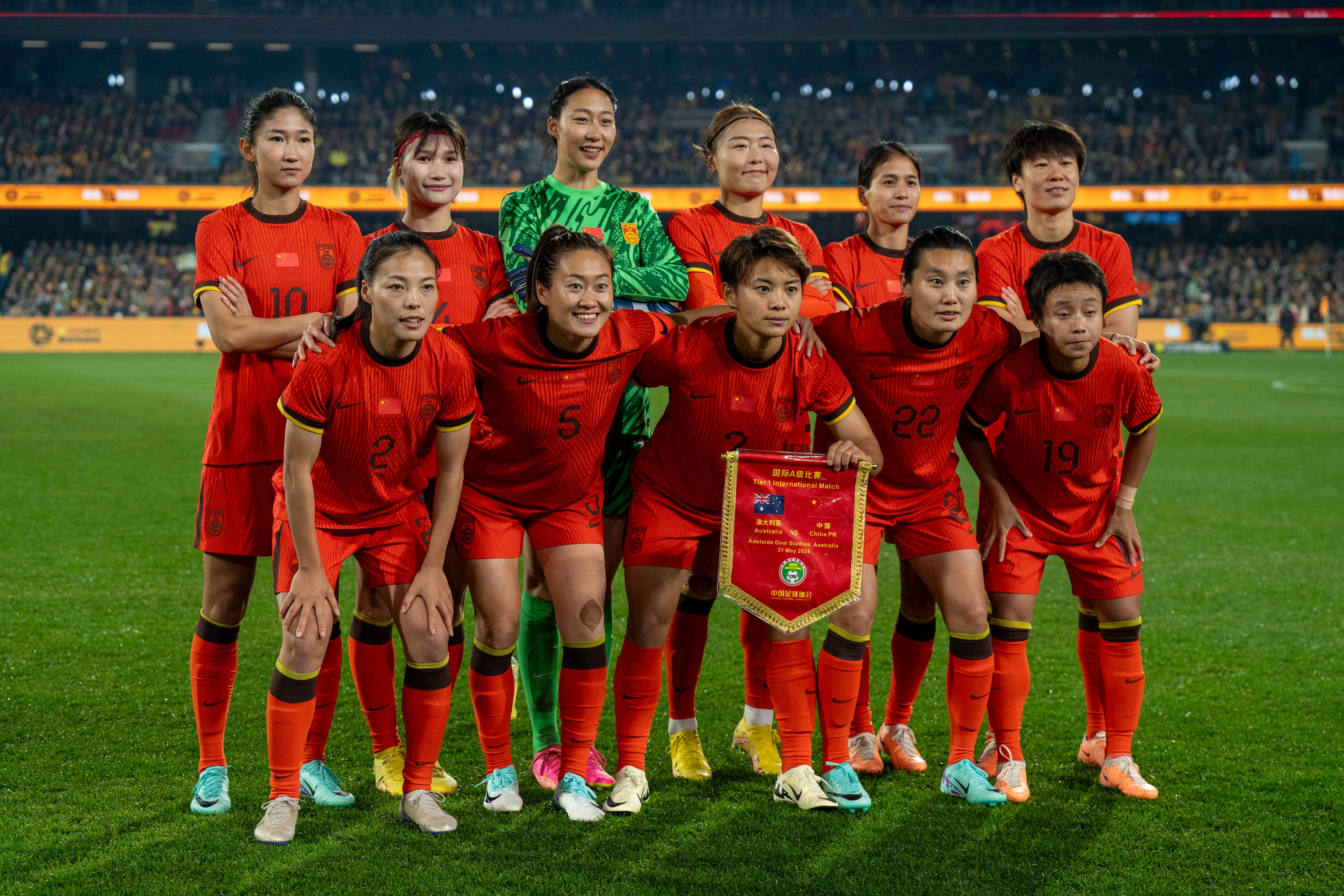 中國(guó)女足對(duì)陣英格蘭女足3勝1平2負(fù)，最近一次交手1-6輸球