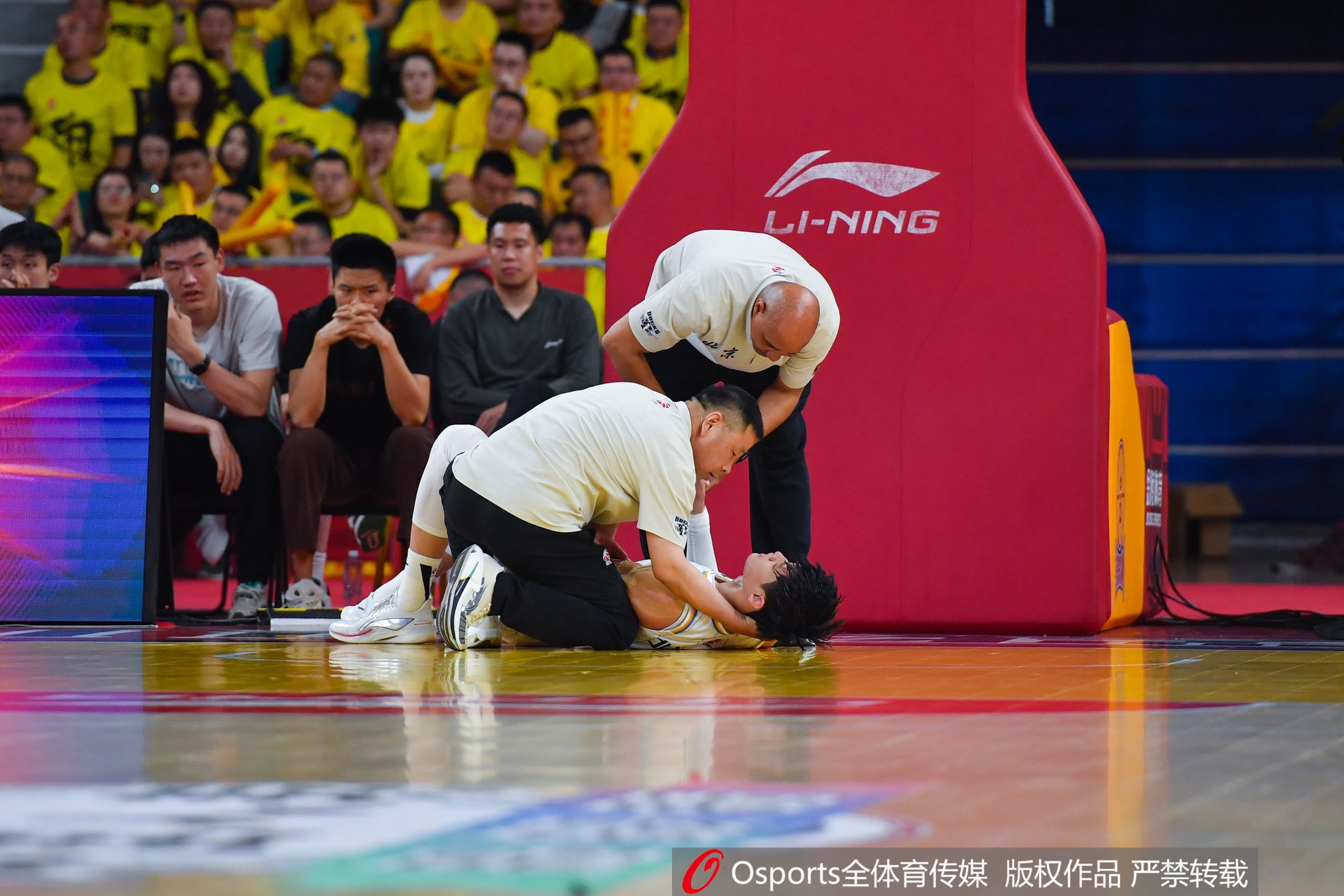 傷病難阻追夢！上賽季CBA半決賽中曾凡博遭遇腰椎左側(cè)橫突骨折