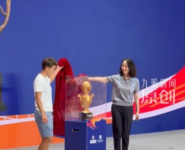 鄂媒：“漢超”聯(lián)賽新聞通氣會(huì)舉行，王霜為“漢超”獎(jiǎng)杯揭幕