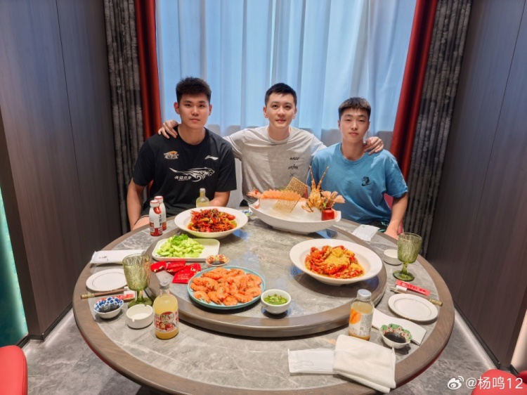 黃秋實(shí)&張峻豪被停賽3年！楊鳴曬合照：犯錯(cuò)就要承擔(dān)后果積極面對(duì)