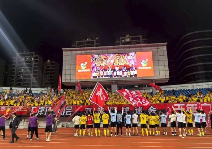 川超揭幕戰(zhàn)，成都隊6-0大勝遂寧隊，21000余名球迷現(xiàn)場觀戰(zhàn)
