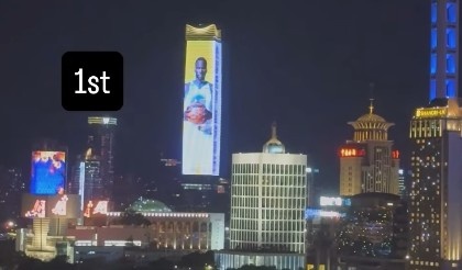 亮相中國上海外灘巨幕！追夢：媽媽我做到了 永懷感恩！