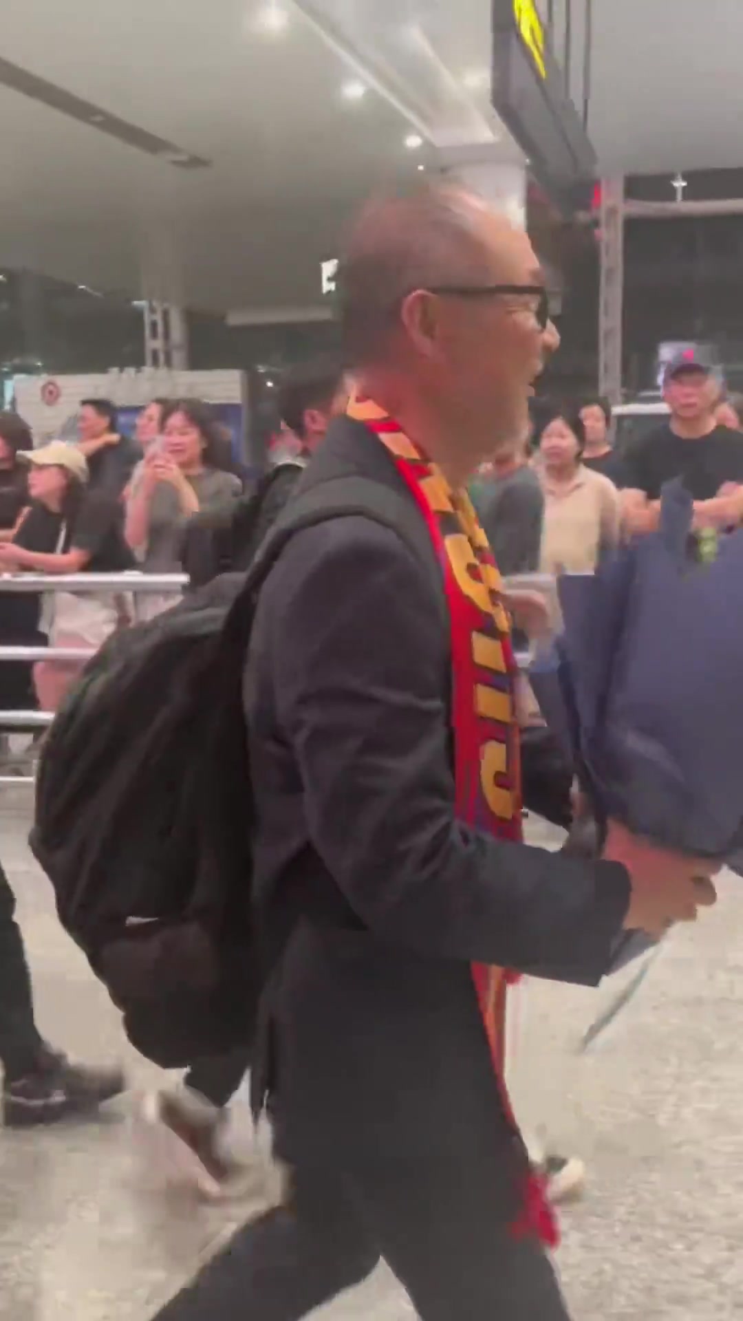 將接手重慶銅梁龍！重慶廣電曬視頻：張外龍已抵達(dá)江北國際機場