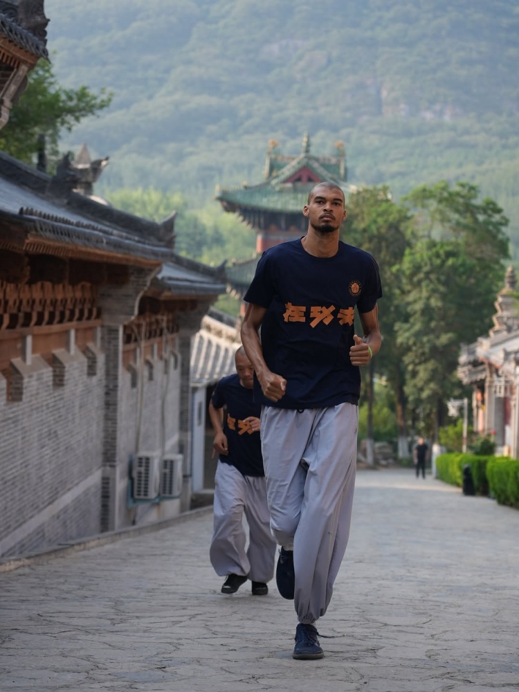 支線任務(wù)結(jié)束！馬刺曬組圖回顧文班夏天之旅：封面為少林寺之行