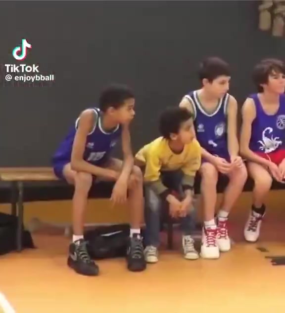 ??很喜歡生氣砸球啊！小時候的文班亞馬是怎么打球的？