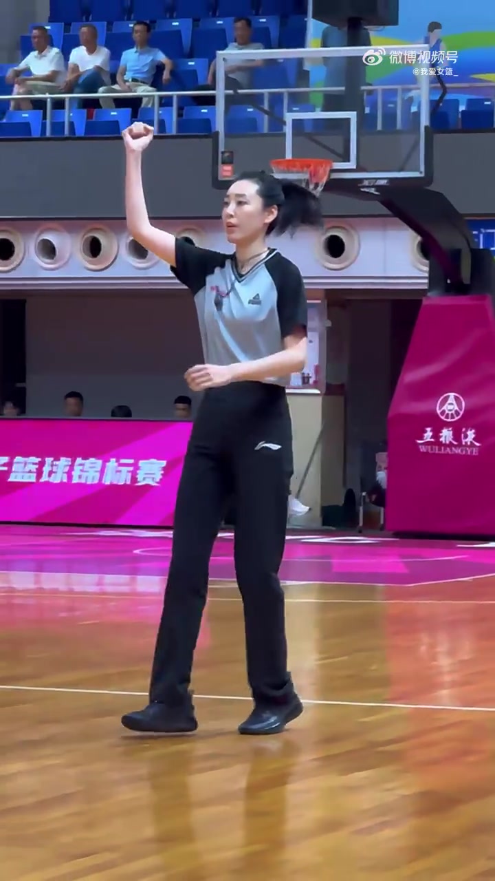 又美又颯！全國女籃錦標賽的女裁判王陽成賽場上另一道靚麗的風景